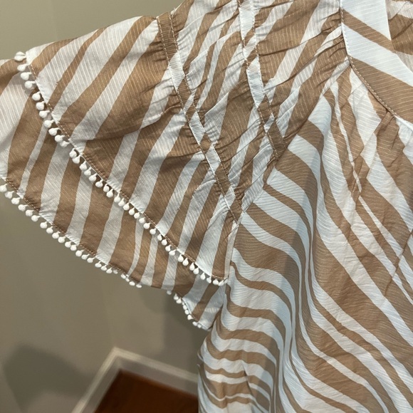 Ann Taylor tan & white print short-sleeve blouse- M - Picture 2 of 6